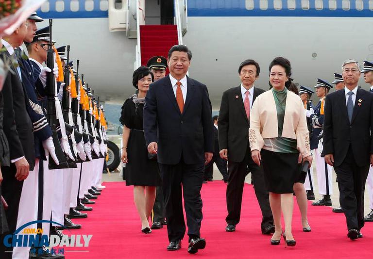 习近平和希腊总理参观中远海运比雷埃夫斯港项目